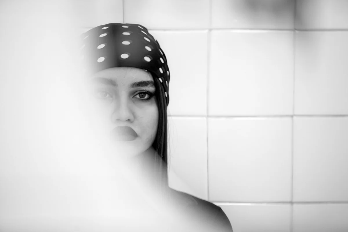 Vers noirs dans les toilettes : causes et solutions efficaces en 2026
